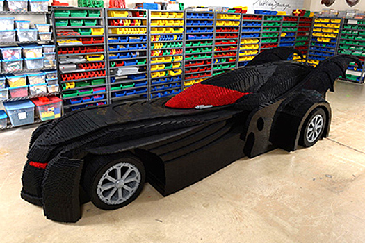 Американец собрал пятиметровый бэтмобиль из 500 тысяч деталей «Лего»