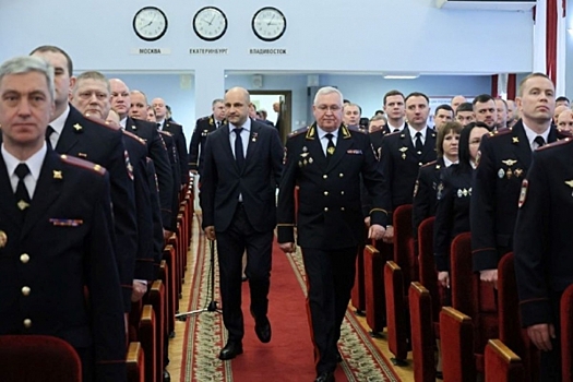 В Свердловской области снизилось количество тяжких преступлений: полицейских наградил полпред Артем Жога