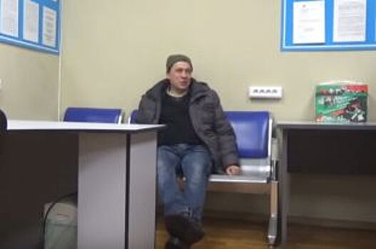ВИДЕО: В аэропорту Новосибирска задержали пьяного вахтовика из Астрахани