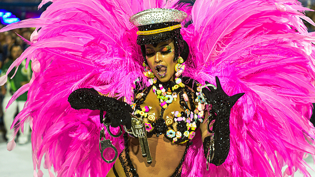 Участница карнавала на параде в Рио-де-Жанейро