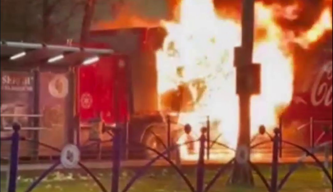 Новости автомира: Фирменный грузовик Coca-Cola загорелся на ходу в Бухаресте