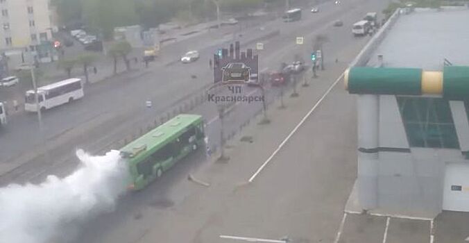 В Красноярске автобус с пассажирами задымился на ходу