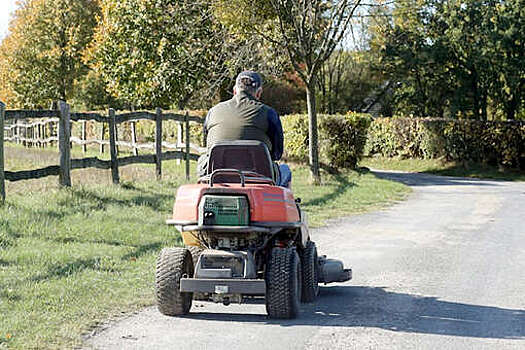 Немец попался на пьяном вождении газонокосилки, когда приехал за пивом