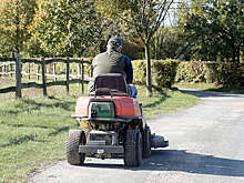 Немец попался на пьяном вождении газонокосилки, когда приехал за пивом