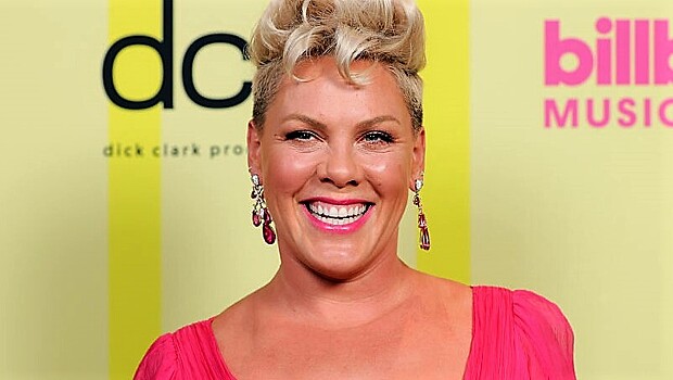 Pink явилась на Billboard Music Awards 2021 в декольте и с детьми, а Меган Фокс — в «голом» платье