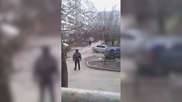 В Волгограде полиция штурмует квартиру с заложницей