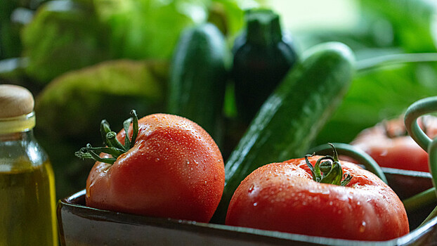 Диетолог рассказала о пользе огурцов и помидоров для сосудов