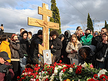 Крест лежит на земле, вокруг мусор и кошачий корм: вот как выглядит могила Паши Техника спустя 4 месяца после похорон