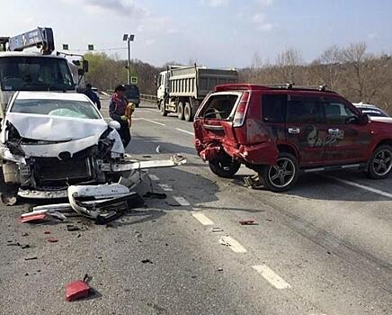 В Приморье автоледи на Nissan X-Trаil стала жертвой Toyota Prius