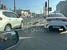 Кемеровчанка разгневалась огромной ямой посреди проезжей части