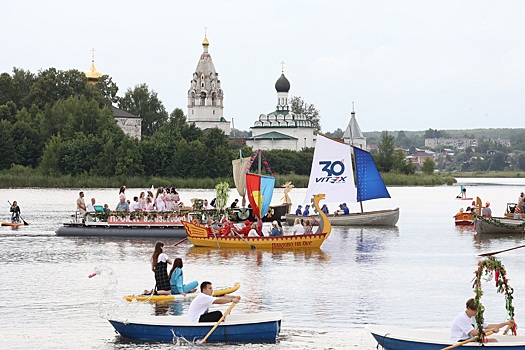 Парад стилизованных лодок открыл летний фестиваль «Русская Тоскания»: смотрим фото