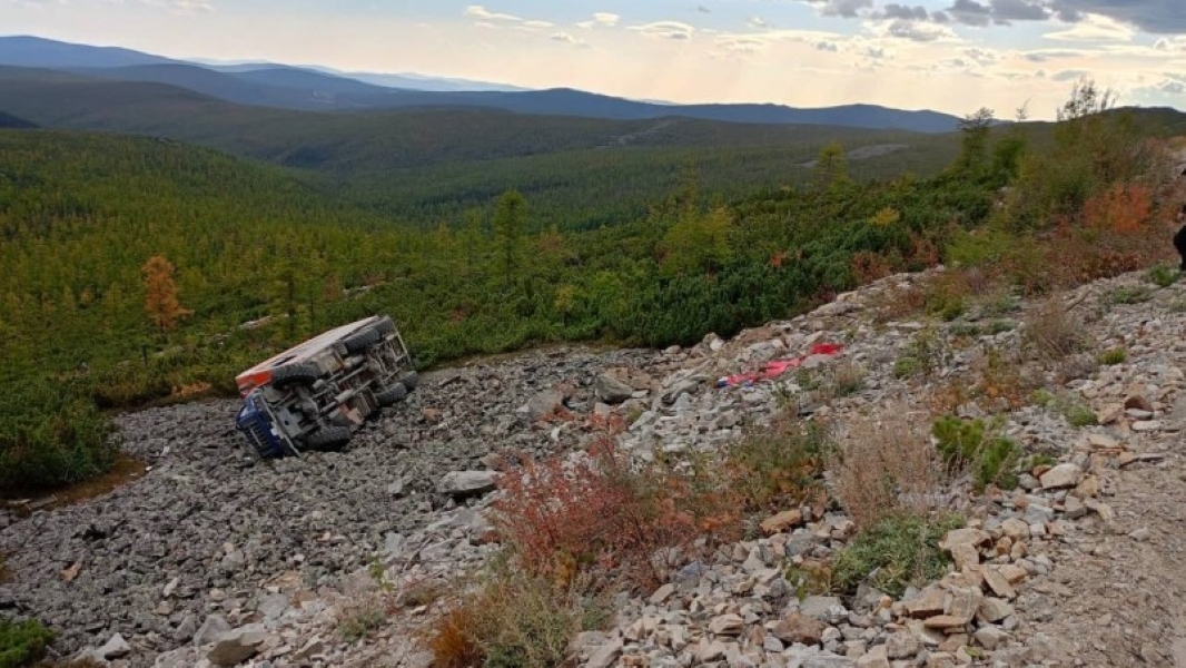 В Якутии перевернулся автобус с рабочими, водитель погиб