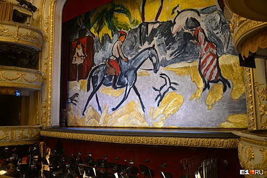 Оперный театр показал новые занавесы, на одном из которых изображена картина «Улица в провинции»