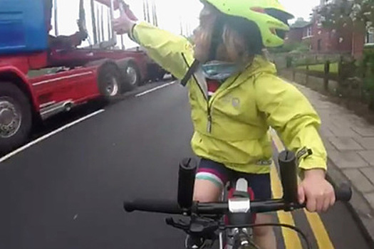Малышка на велосипеде поблагодарила водителя грузовика жестом и стала звездой