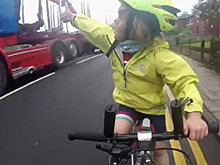 Малышка на велосипеде поблагодарила водителя грузовика жестом и стала звездой