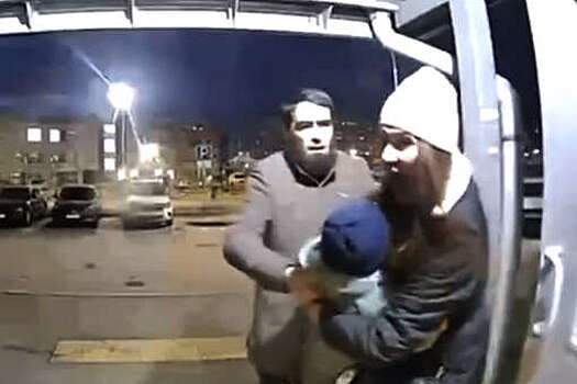 Мужчина напал на мать с грудным ребенком в Набережных Челнах и попал на видео