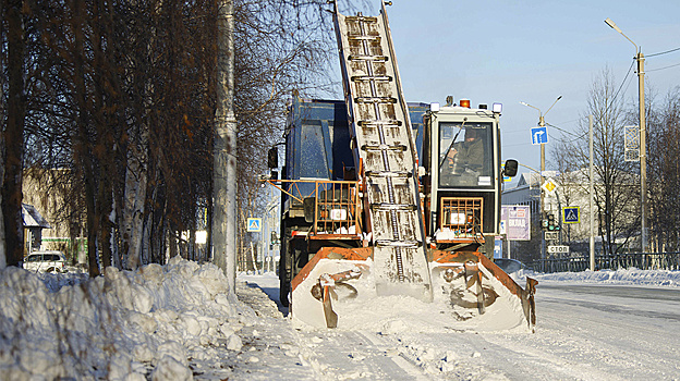 В Лабытнанги организовали чистку улиц и дорог от снега в две смены