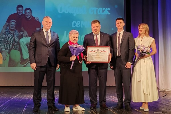 На Дону медицинским работникам Ростовской области вручили награды и поощрения