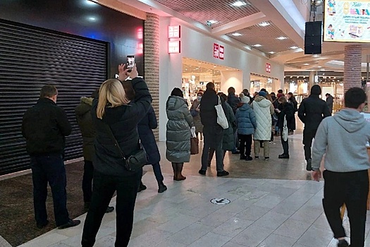 Огромные очереди образовались у закрывающегося магазина Uniqlo в нижегородском ТЦ