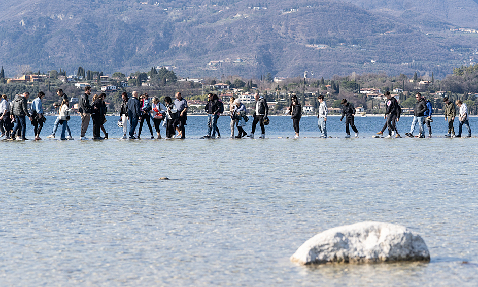 Уровень воды в озере Гарда в Италии