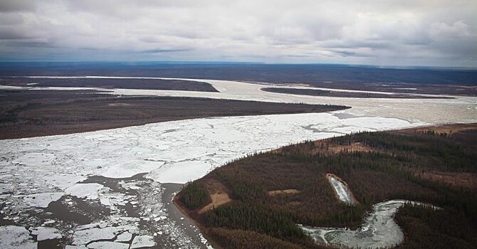 На реках Якутии идут противопаводковые работы