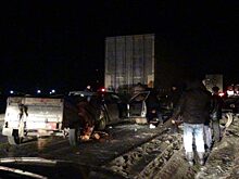 В Зауралье водитель на легковушке врезался в остановившийся Камаз
