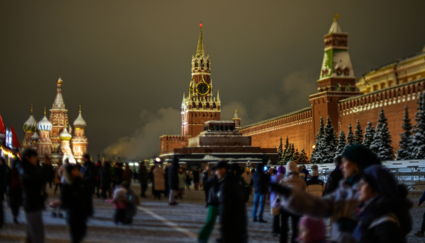 На сайте посольства США в России появилось предупреждение, которое призывает граждан страны избегать скоплений людей в Москве в течение следующих…