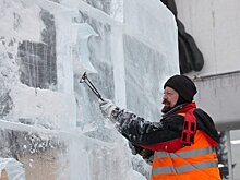 Фотофакт: ледовый городок строят на Центральной площади