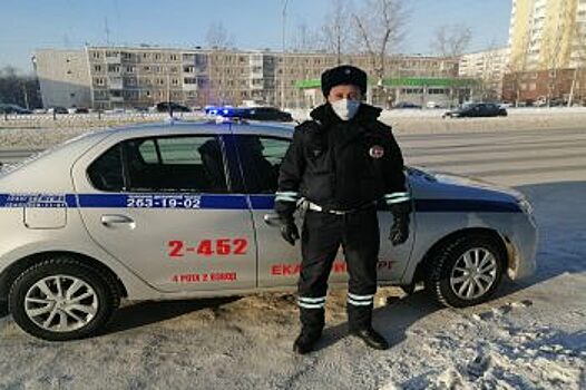 В Екатеринбурге сотрудники ДПС помогли упавшей на лёд пенсонерке