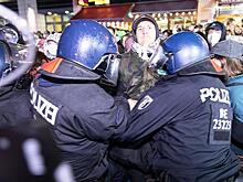 «Отношения достигли дна»: Страна стукачей возвращается к гитлеризму