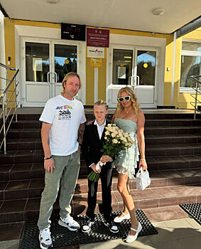 Как звезды провожали детей в школу