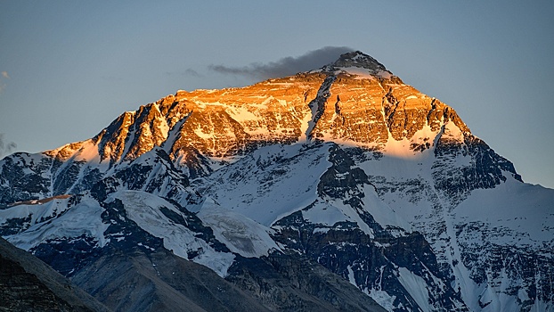 Около тысячи человек застряли на Эвересте из-за снежной бури