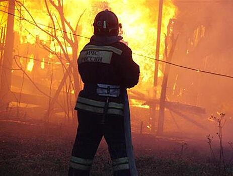 В Кировском районе за ночь произошло два крупных пожара в заброшенных домах