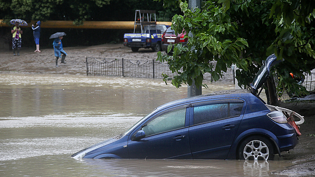Появились кадры затопленных улиц Сочи после смерча