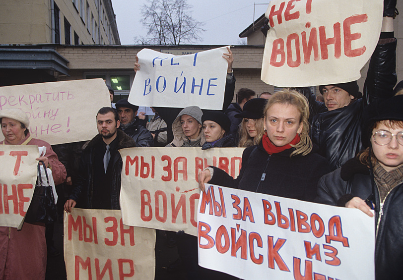  Родственники заложников около Театрального центра на Дубровке