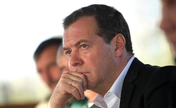 Медведев поручил упростить строительство школ