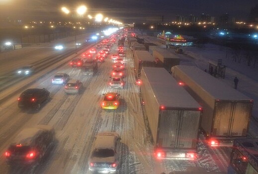 Автомобиль протаранил бетонное ограждение на МКАД