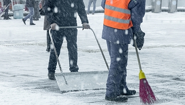 Коммунальщики снесли бордюр во время уборки снега