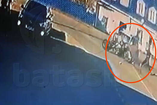 В Башкирии на видео попало, как школьник на мотоцикле перелетел через Renault