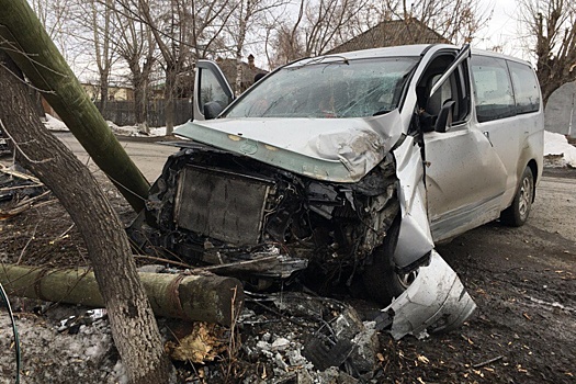 ДТП на Большой Заречной: пьяный водитель Hyundai зацепил Opel, снес столб и сбежал, бросив травмированного друга