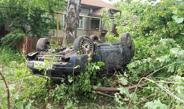 В Воронежской области «Лада Приора» врезалась в дерево и опрокинулась: погиб пассажир