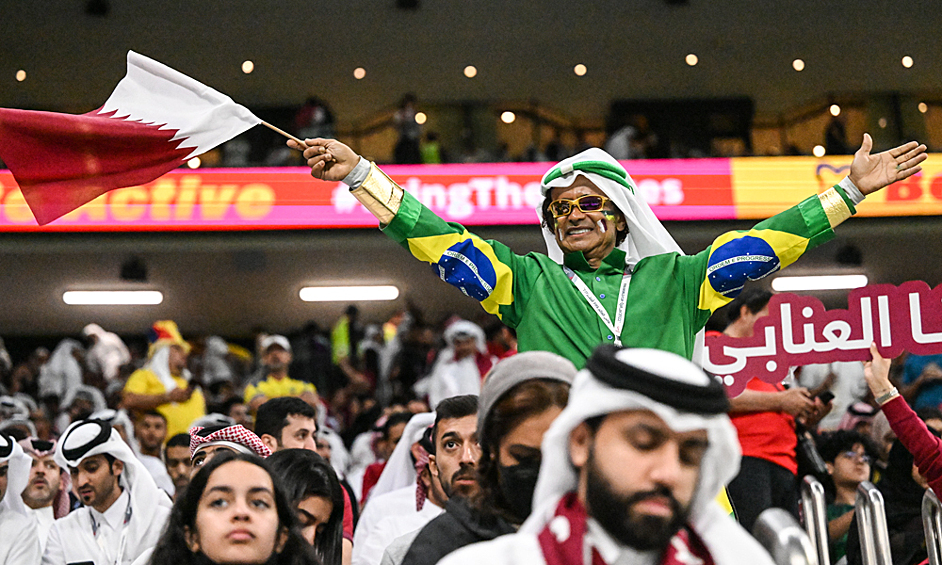 Болельщик перед матчем группового этапа чемпионата мира по футболу между сборными Катара и Эквадора