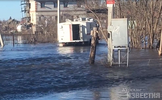 Спасатели на КаМАЗе переправляют жителей затопленных улиц в Курске