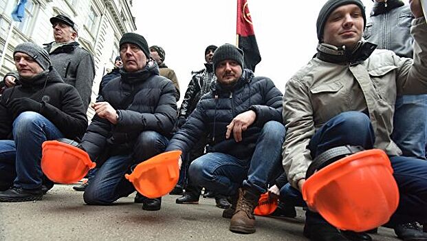 Зеленский призвал разрешить ситуацию с долгами по зарплате шахтерам