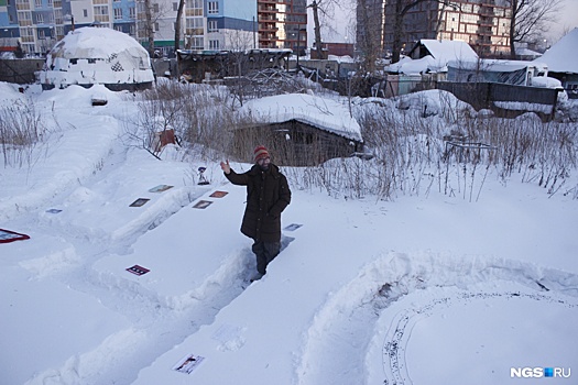 Новосибирцы разложили в снегу картины и согрелись от зажжённой «ядерной» снежинки