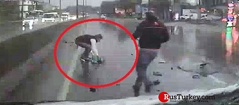 В Турции в ДТП годовалый ребенок вылетел на трассу (видео)