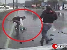 В Турции в ДТП годовалый ребенок вылетел на трассу (видео)