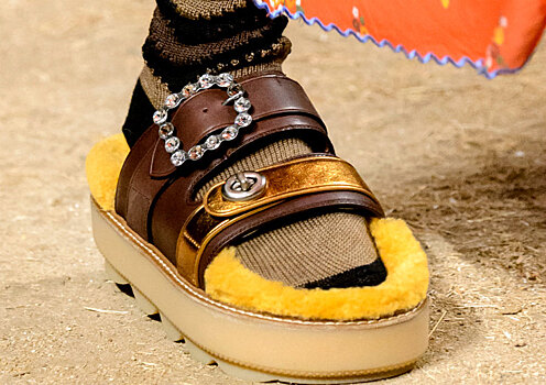 Не для пляжа: меховые сандалии Coach произвели фурор в Нью-Йорке