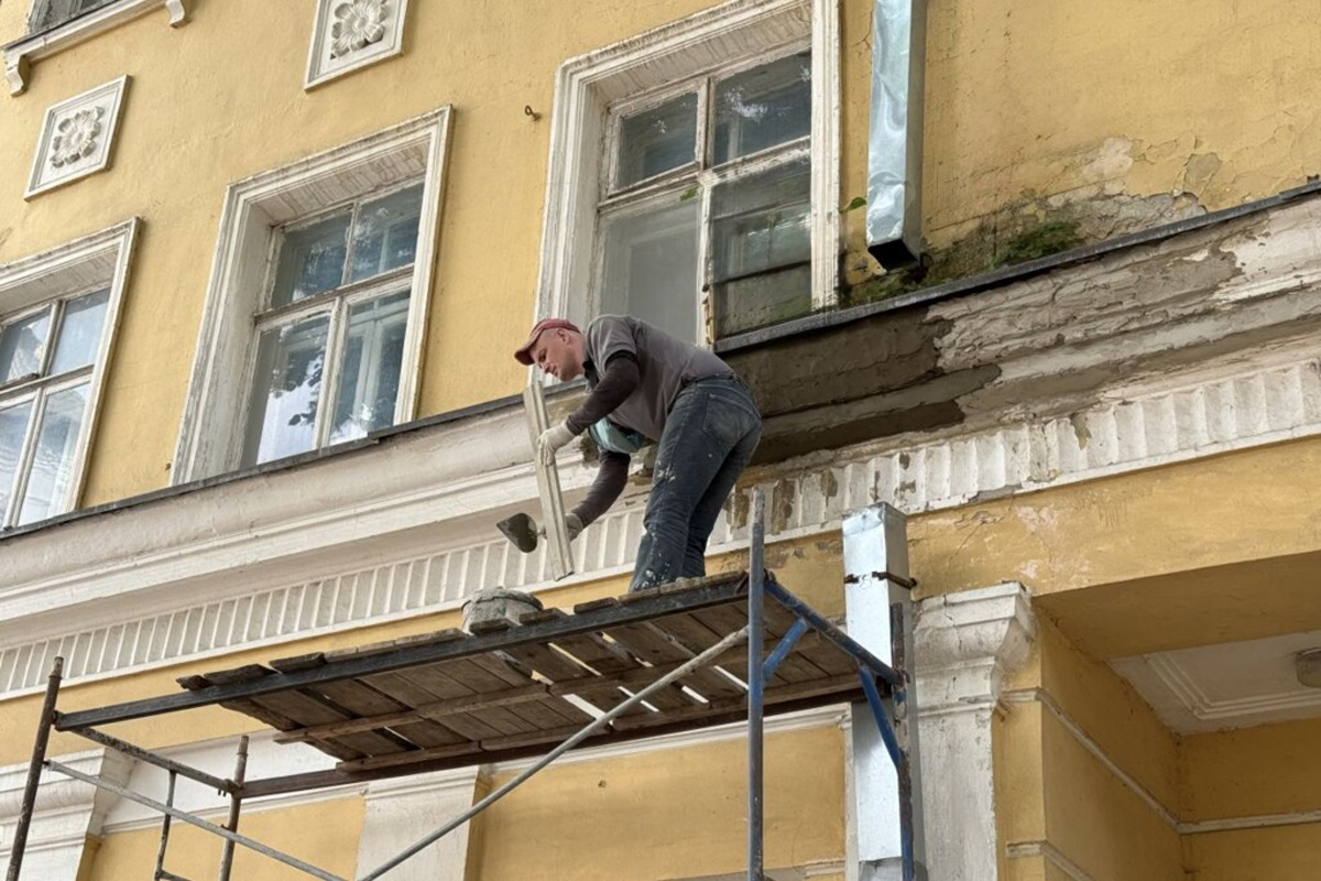 По инициативе Игоря Ляхова в центре Смоленска обновляют сквер у храма XVIII века