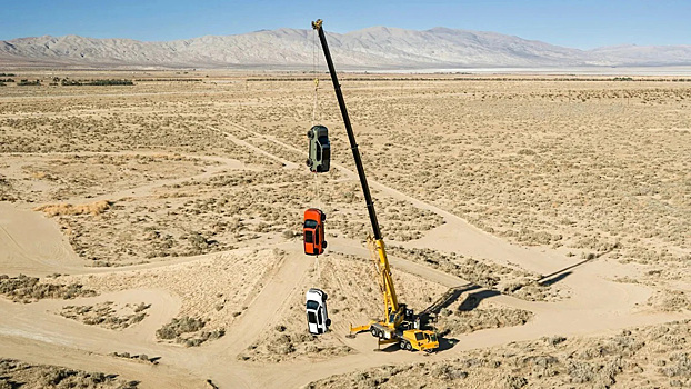 Три внедорожника Honda подвесили на кране